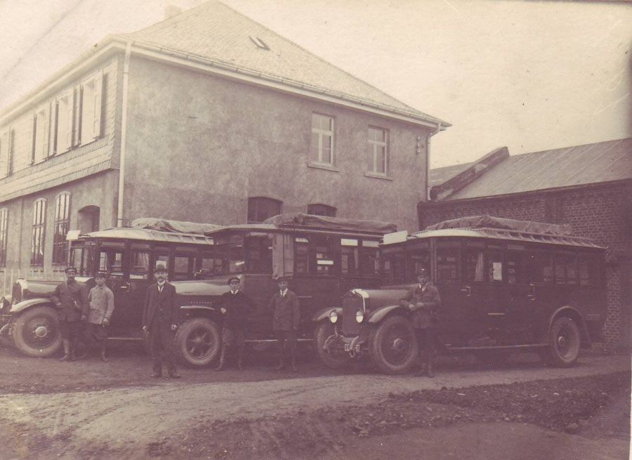 alte-postautos-am-postamt