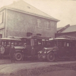 alte-postautos-am-postamt