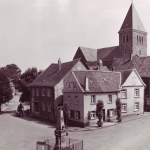 Denkmal und Kirche 1952